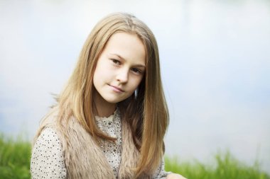 Güzel bir genç kızın portresi. 