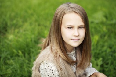 Güzel bir genç kızın portresi. 