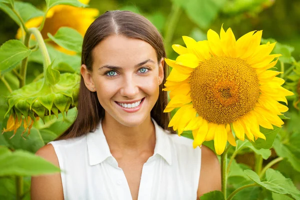 Glückliche Frau mit Sonnenblumen — Stockfoto