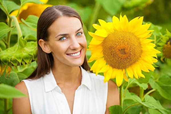 Happy woman with sunflowers — Stock Photo, Image