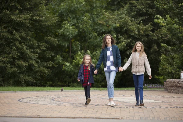 Üç kız kardeş kız