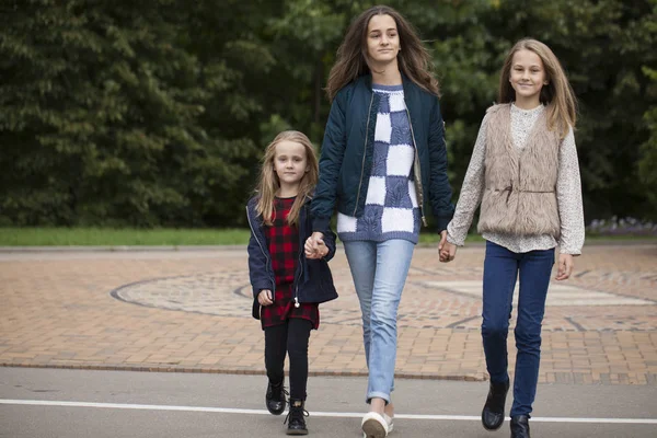 Üç kız kardeş kız