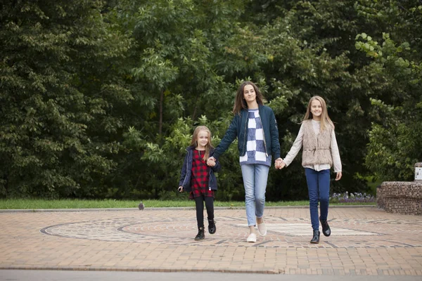 Üç kız kardeş kız