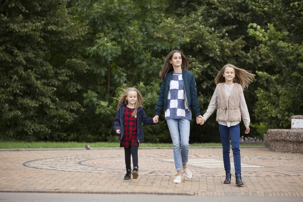 Üç kız kardeş kız