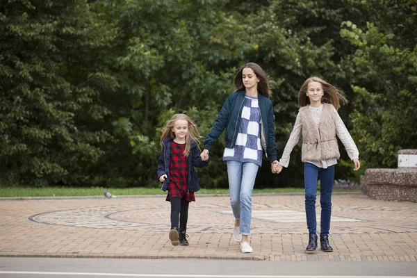 Üç kız kardeş kız