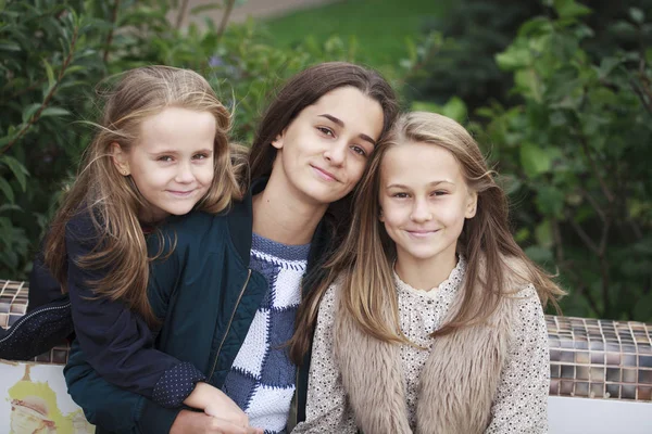 Três irmãs meninas — Fotografia de Stock