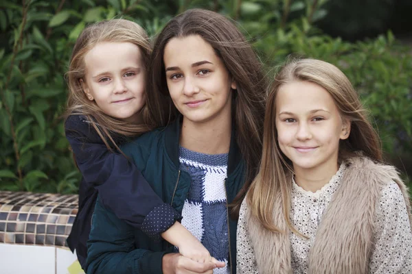 Tres hermanas niñas — Foto de Stock