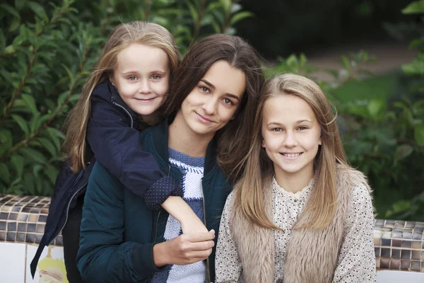 Три сестры девочки — стоковое фото
