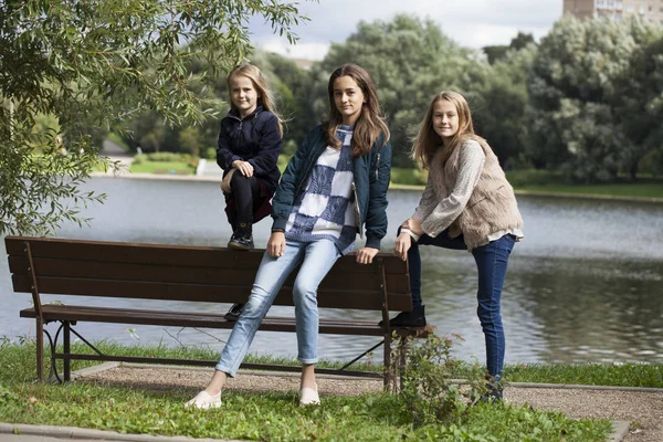 Üç kız kardeş kız