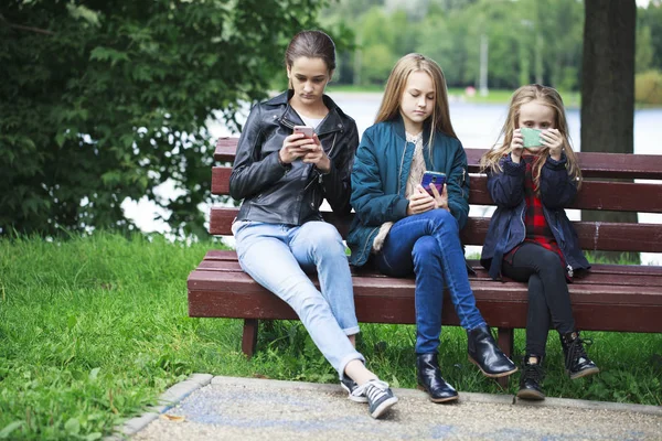 Ritratto di una bella ragazzina che chiama per telefono — Foto Stock