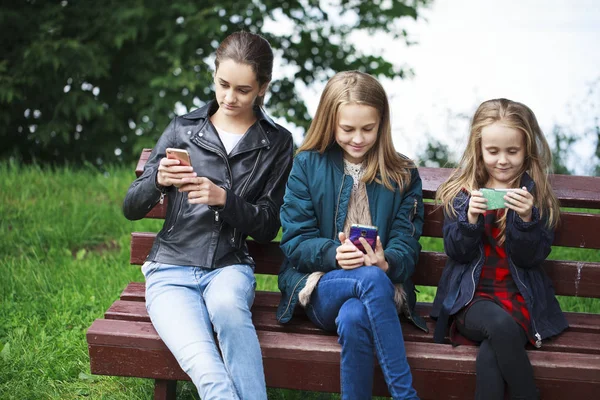 Portret van een mooie jonge meisje vragen per telefoon — Stockfoto