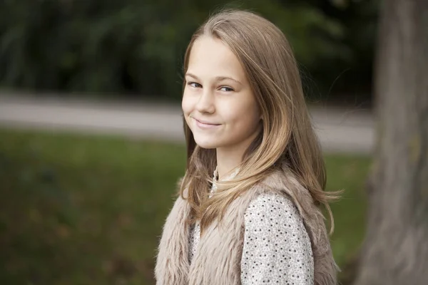 Retrato de una hermosa niña — Foto de Stock