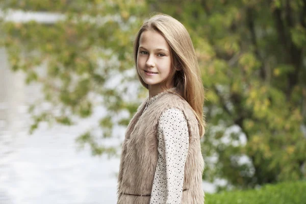 Güzel bir genç kızın portresi. 