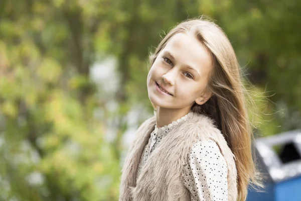 Portrait of a beautiful young little girl — Stock Photo, Image