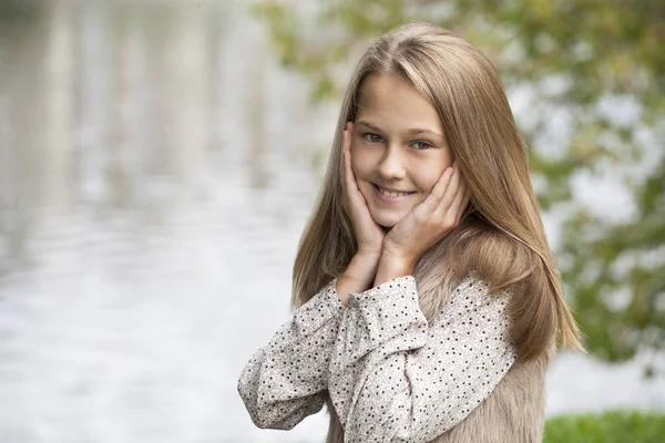 Retrato de una hermosa niña — Foto de Stock