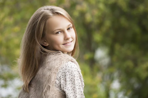 Güzel bir genç kızın portresi. 