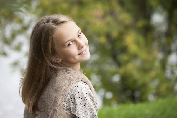 Güzel bir genç kızın portresi. 