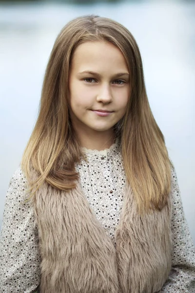 Güzel bir genç kızın portresi. 