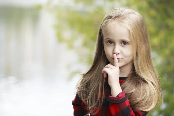 Portrait of a beautiful young little girl — Stock Photo, Image