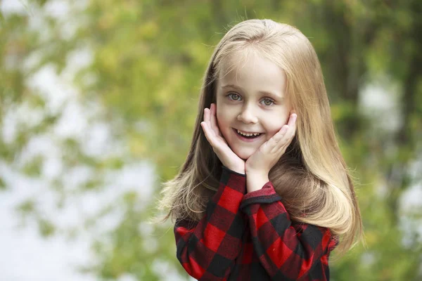 Portrait of a beautiful young little girl — Stock Photo, Image