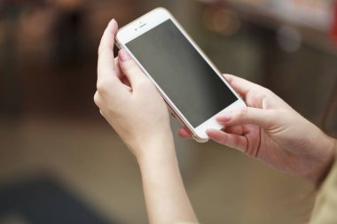 Bir cep telefonu tutan güzel eller,