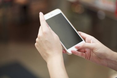 Bir cep telefonu tutan güzel eller,