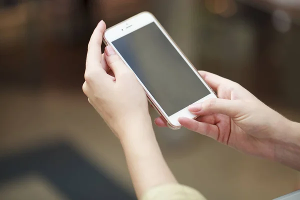 Hermosas manos femeninas sosteniendo un teléfono móvil , —  Fotos de Stock