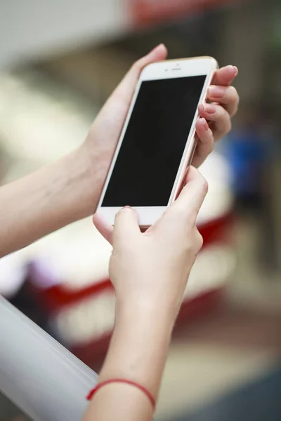 Krásné ženské ruce držící mobilní telefon, — Stock fotografie