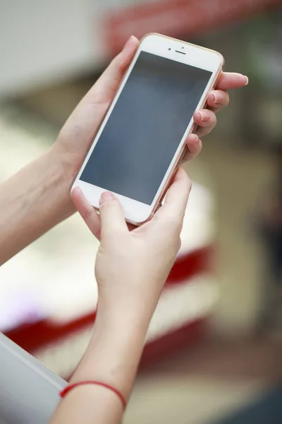 Hermosas manos femeninas sosteniendo un teléfono móvil , —  Fotos de Stock