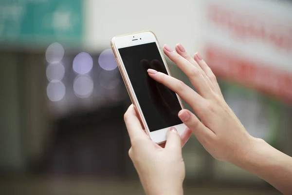 Hermosas manos femeninas sosteniendo un teléfono móvil , —  Fotos de Stock