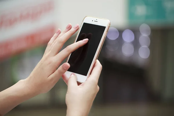 Hermosas manos femeninas sosteniendo un teléfono móvil , —  Fotos de Stock