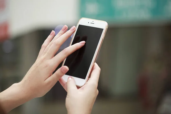 Krásné ženské ruce držící mobilní telefon, — Stock fotografie