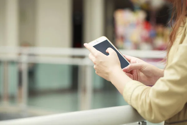 Hermosas manos femeninas sosteniendo un teléfono móvil , —  Fotos de Stock