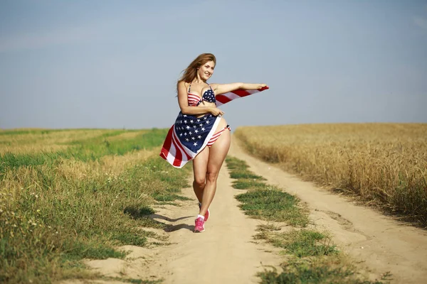 밀 필드에 섹시 한 미국 국기 비키니에서 섹시 한 여자 — 스톡 사진