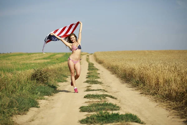 Sexy Frau im sexy amerikanischen Flaggen-Bikini in einem Weizenfeld — Stockfoto