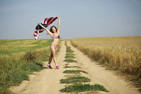 Sexy Frau im sexy amerikanischen Flaggen-Bikini in einem Weizenfeld — Stockfoto