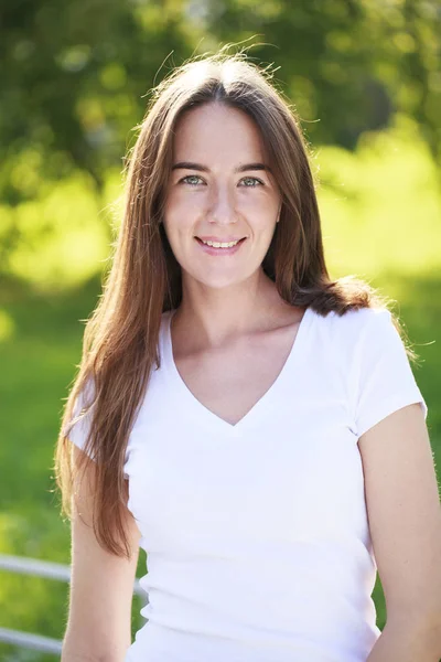 Retrato de hermosa joven feliz mujer — Foto de Stock