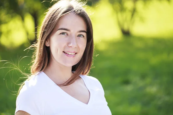 Retrato de bela jovem mulher feliz — Fotografia de Stock