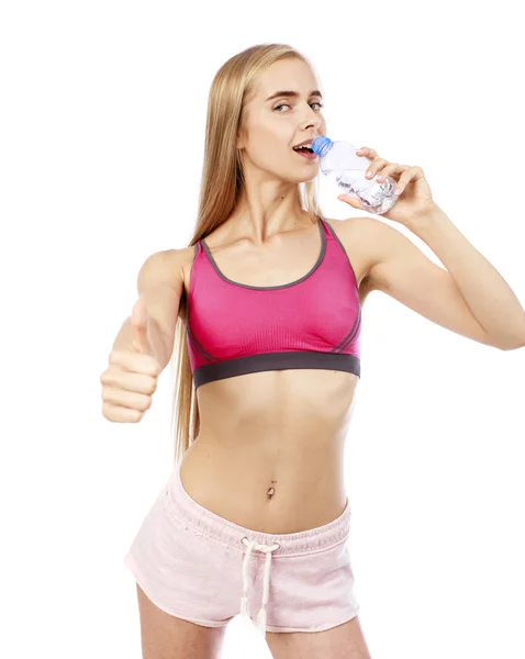 Joven hermosa chica rubia bebiendo agua de una botella — Foto de Stock