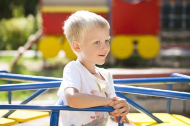 Genç bir sarışın çocuk portresi 