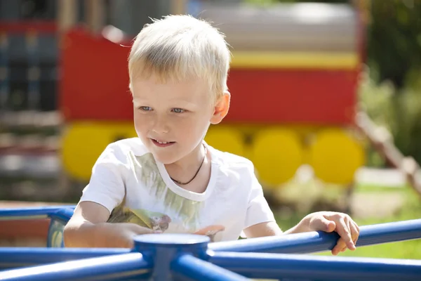 Porträtt av en ung blond pojke — Stockfoto