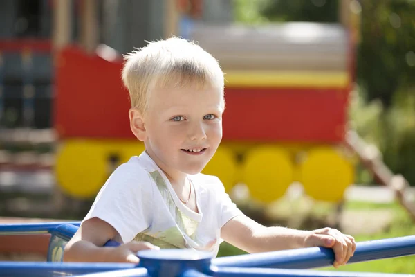 Porträtt av en ung blond pojke — Stockfoto