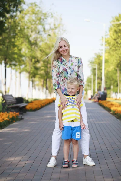 Young Mother and son playing in summer park — Stock Photo, Image