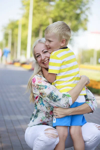 Jovem mãe e filho brincando no parque de verão — Fotografia de Stock