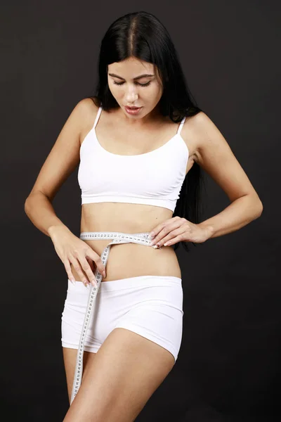 Unga vackra kvinnan i vit fitness kläder — Stockfoto
