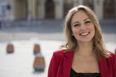 Portre yakın çekim genç güzel sarışın kadın