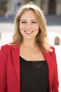 Portre yakın çekim genç güzel sarışın kadın