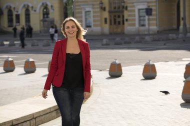 Portre yakın çekim genç güzel sarışın kadın