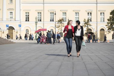gülümseyerek mutlu bir genç bayanlar closeup portresi