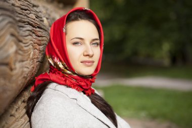 güzel genç esmer kadın portresi